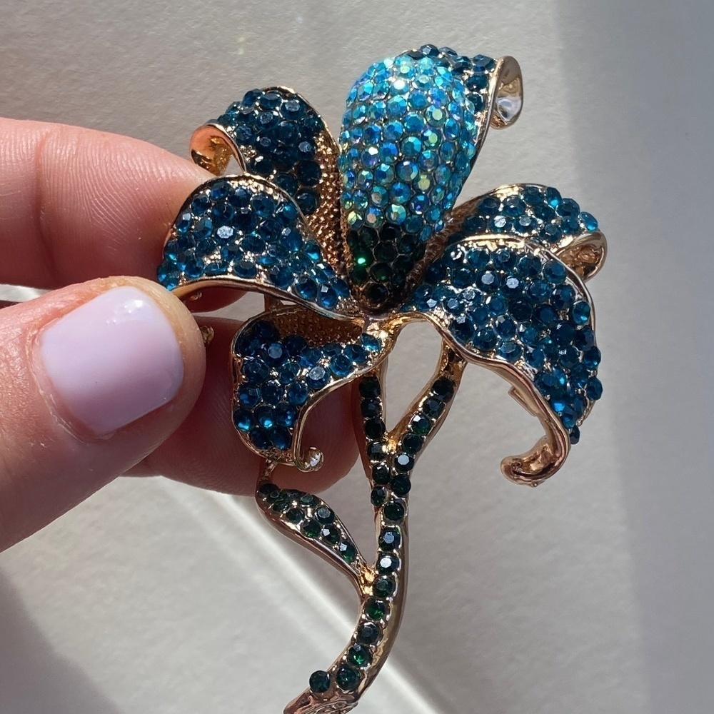 STUNNING flower pendant